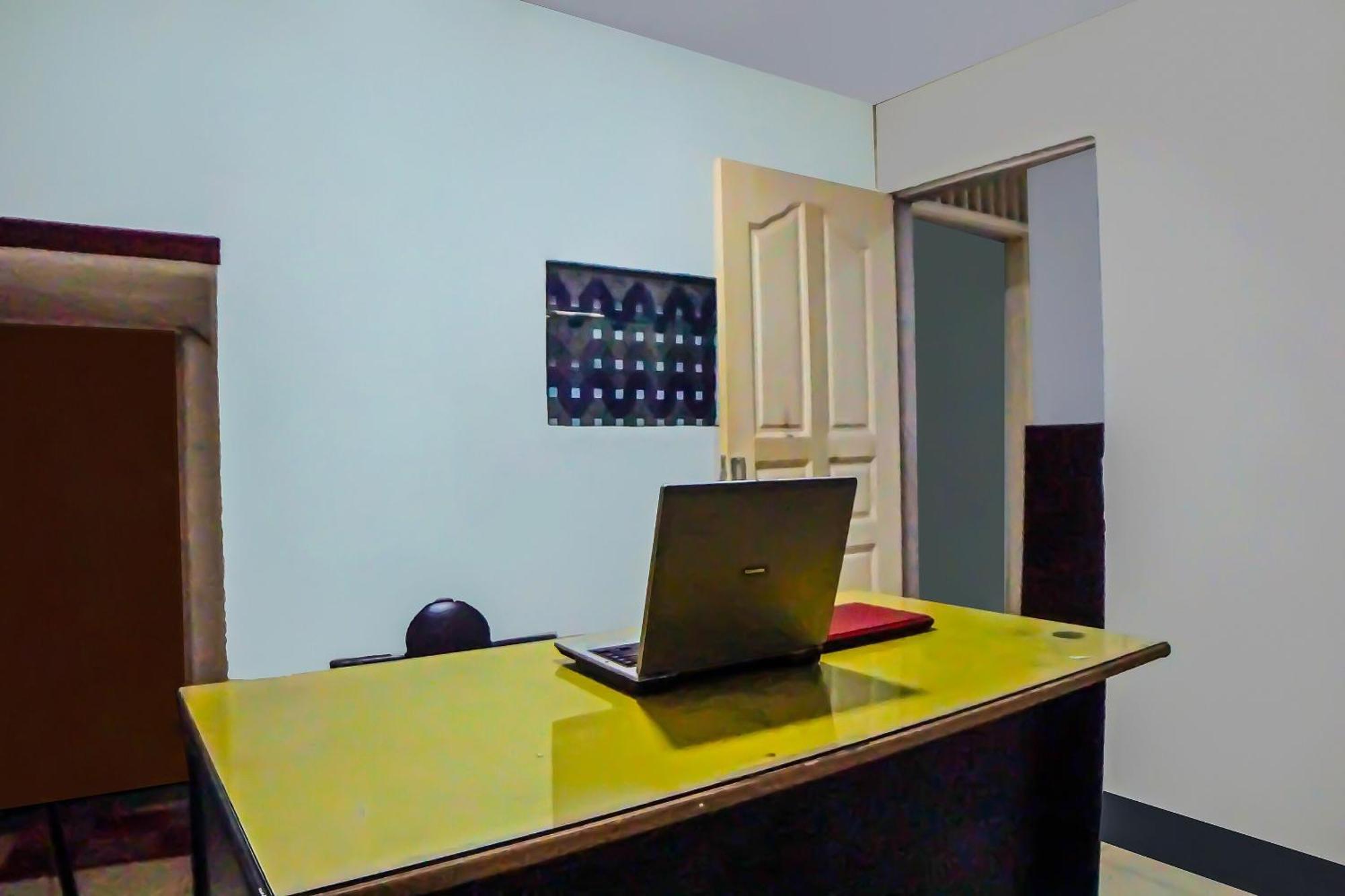 Oyo 92235 Guesthouse Rantang Medan Exterior photo
