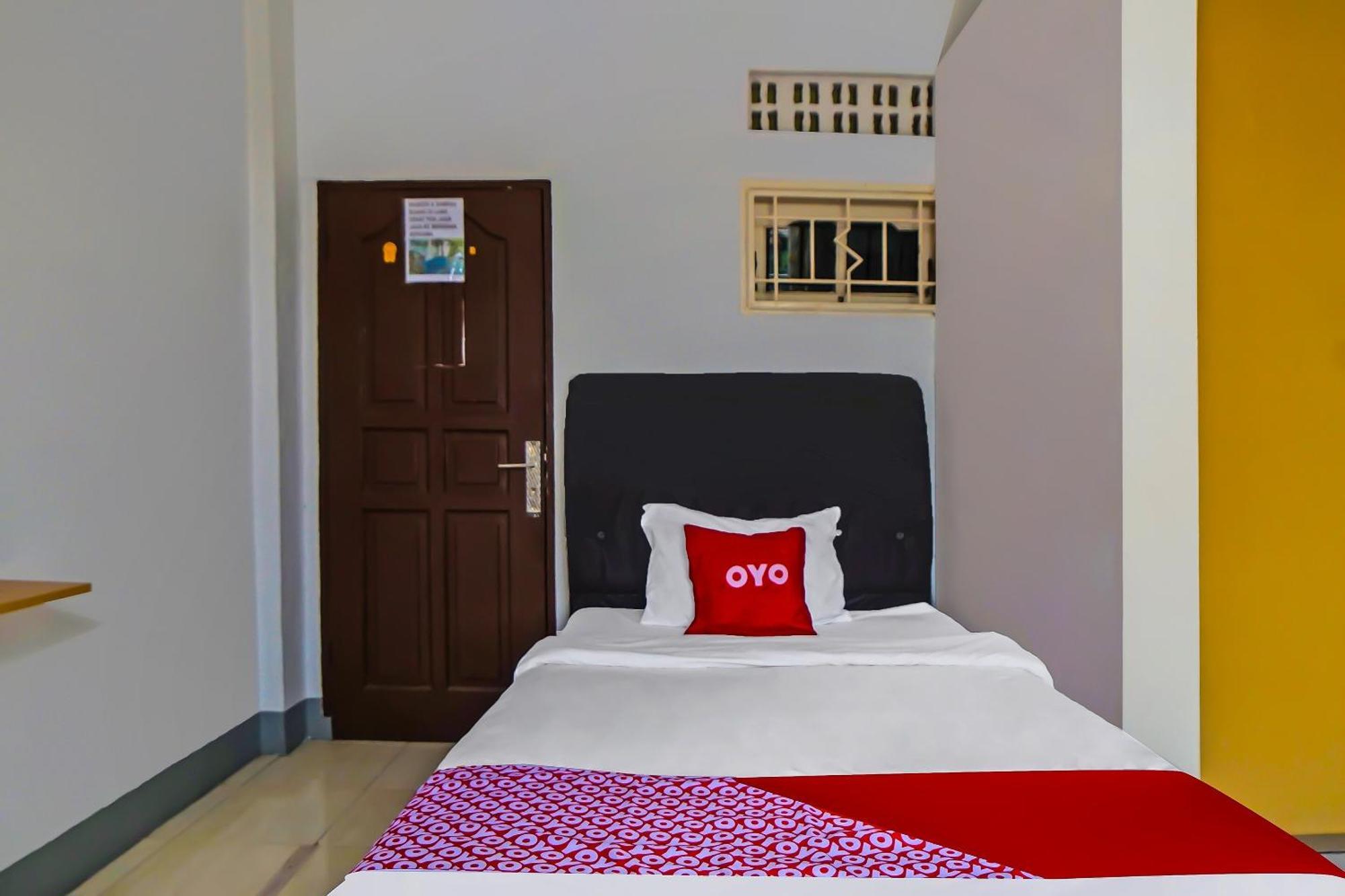 Oyo 92235 Guesthouse Rantang Medan Exterior photo